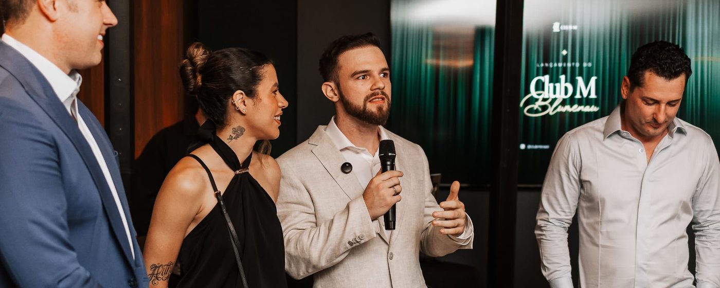 Diretor apresentando o lançamento de uma unidade Club M Brasil