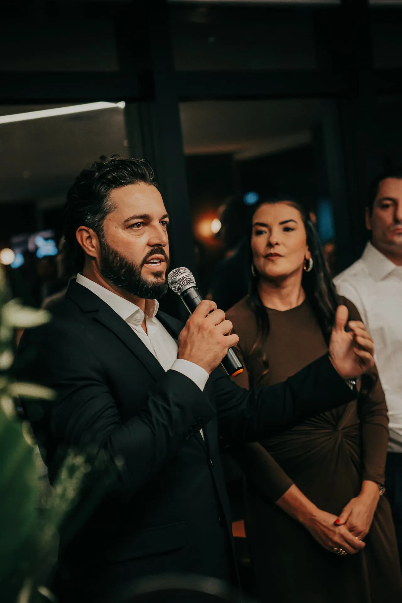 Diretor apresentando o Club M Brasil em evento